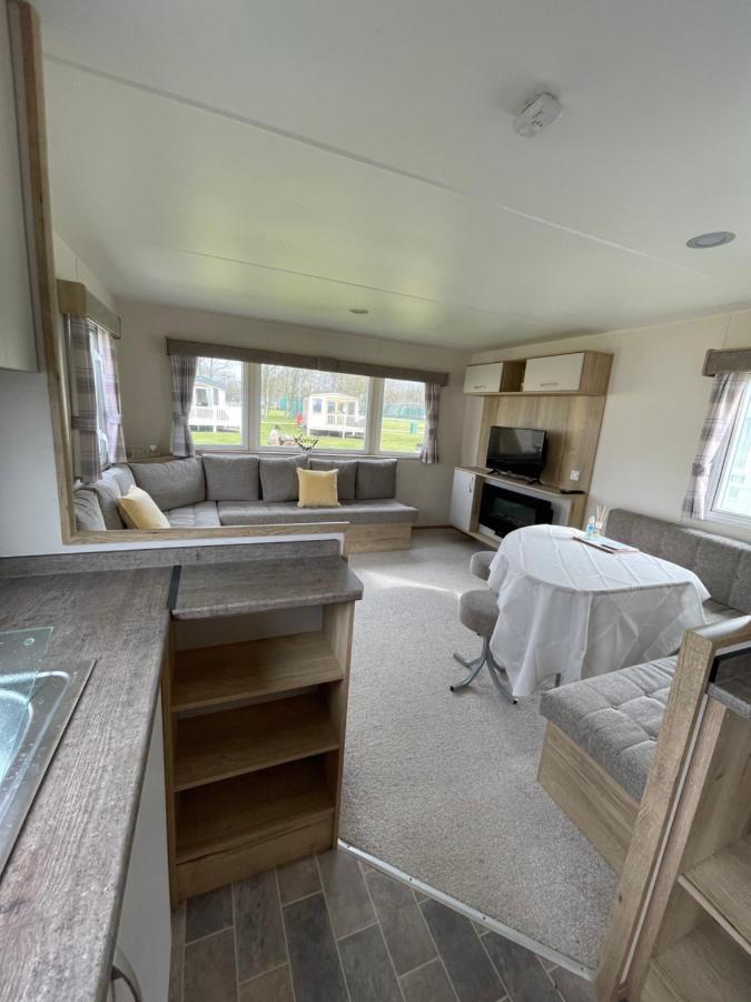 Beautiful 3-Bed Caravan Situated On Lakeland Haven Grange-over-Sands Екстериор снимка